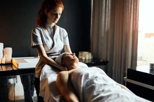 Ve gençleştirici masaj zevk güzel genç kadın