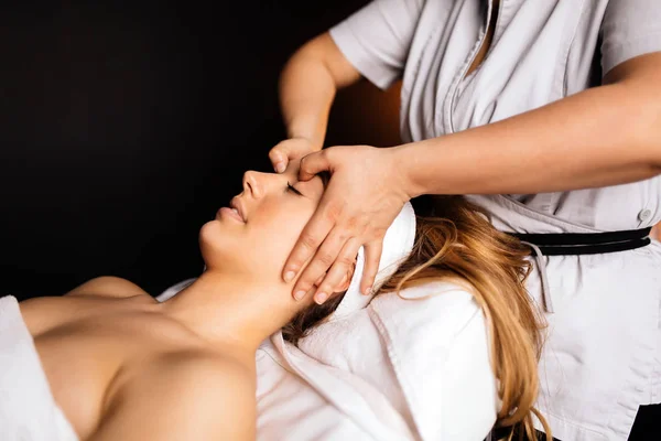 Hermosa Joven Disfrutando Masajes Rejuvenecimiento — Foto de Stock