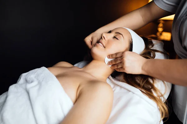 Vacker Ung Kvinna Njuter Massage Och Föryngrande — Stockfoto