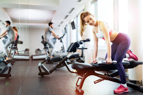 Uygun kadın spor salonunda egzersiz