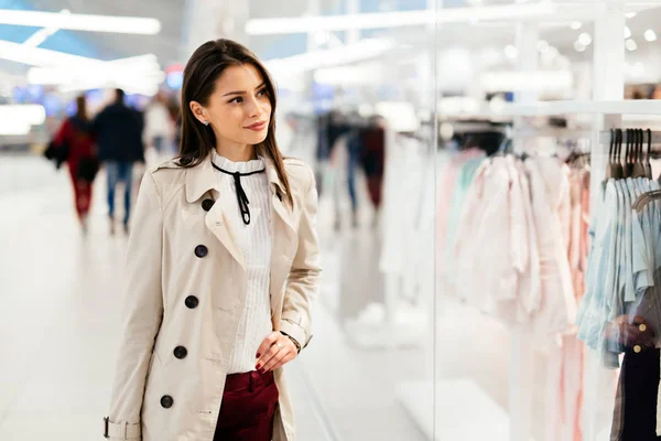 Beautiful Woman Shopping Trendy Clothes — Stock Photo, Image