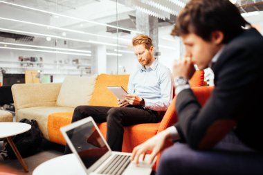 Bsuiness meslektaşlarının rahatlatıcı mola sırasında Divan