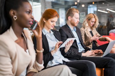 Elinizdeki teknoloji ile iş insanlar konuşma. Yeni fikirler ve iş arkadaşları arasında beyin fırtınası alışverişi