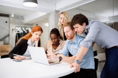 Yetenekli tasarımcıları ve düzenli modern ofisinde çalışan iş adamları