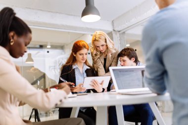 Yaratıcı iş adamları ve modern bir ofiste beyin fırtınası tasarımcıları