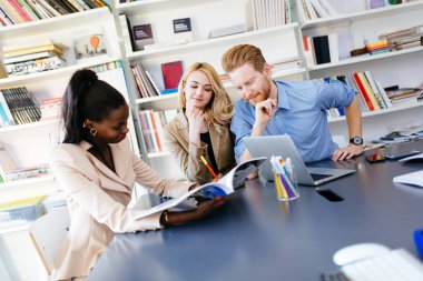 Ofiste işbirliği ve proje üzerinde birlikte çalışma iş adamları