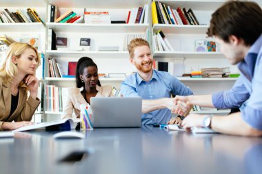 Ofiste tokalaşırken tarafından görüntülenen işinde başarılı ortaklık