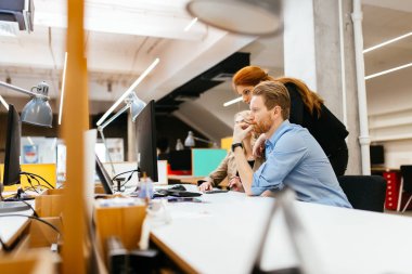 Ofiste işbirliği ve proje üzerinde birlikte çalışma iş adamları