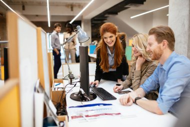 Ofiste işbirliği ve proje üzerinde birlikte çalışma iş adamları