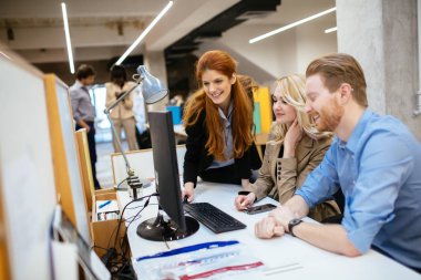 Gelecekteki eğilimleri tartışmak ofiste bir ekip olarak çalışma tasarımcılar