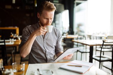 İşkolik işadamı sonu multitasking ve bulunmadığından