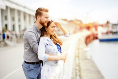 Birbirlerine aşık çiftler gün batımında duygularını paylaşıyorlar.