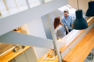 Güzel çift iyi tasarlanmış mutfak poz