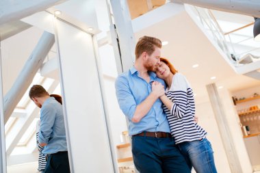 Güzel çift gorgeously daire poz ve bağ tasarlanmış