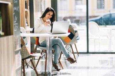 Esmer dizüstü eğitim ve kahve keyfini