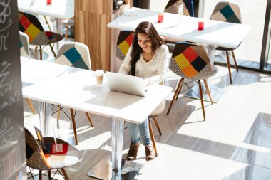 Güzel genç şirin esmer defter üzerinde eğitim