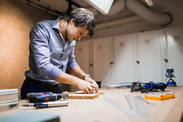 Handyman Trabalhando Com Madeira Com Ferramentas Precisão Mão — Fotografia de Stock