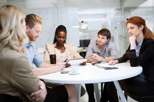 Business Persone Consiglio Amministrazione Ufficio Moderno Mentre Seduto Tavola Rotonda — Foto Stock