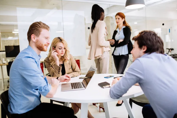 Kreativa Företagare Och Designers Brainstorming Moderna Kontor — Stockfoto