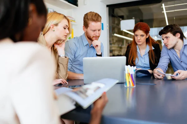 Multietniske Personer Som Arbeider Moderne Velutstyrt Kontor – stockfoto