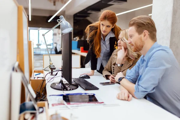 Concepteurs Travaillant Équipe Bureau Pour Discuter Des Tendances Futures — Photo