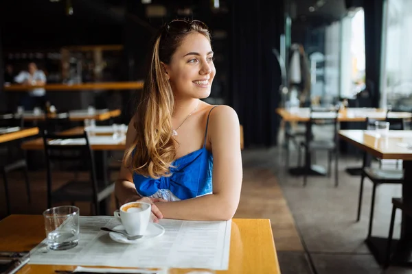 Mulher Deslumbrante Desfrutando Seu Café Restaurante — Fotografia de Stock