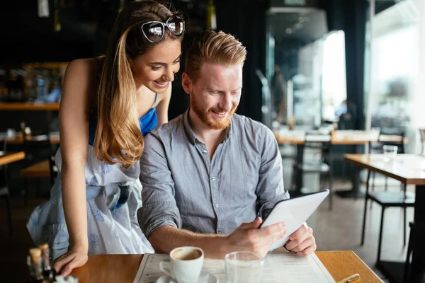 Hermosa Pareja Mirando Tableta Cafetería —  Fotos de Stock