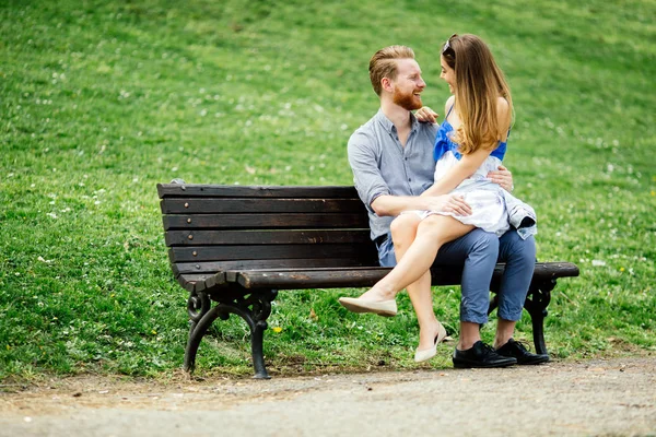 Pareja Romántica Parque Sentada Banco —  Fotos de Stock