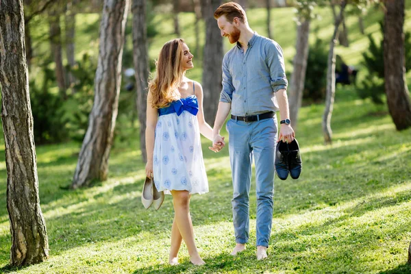 Romántico Lindo Joven Pareja Caminando Bosque Descalzo —  Fotos de Stock