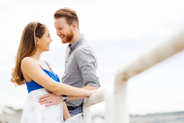 Bonito Casal Desfrutando Tempo Passado Juntos Livre — Fotografia de Stock