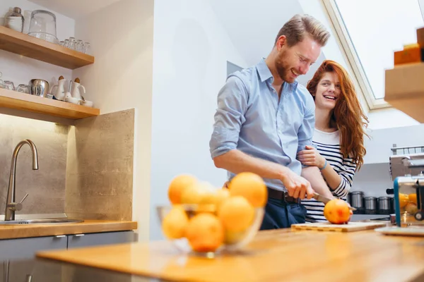 Pareja Haciendo Batido Naranja Cocina Naranjas Frescas —  Fotos de Stock