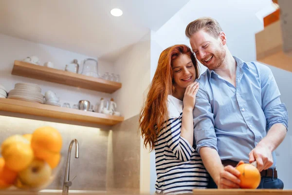 Gelukkige Paar Maken Van Gezond Biologisch Vruchtensap Keuken — Stockfoto