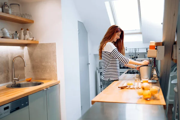 Schöne Frau Die Mit Dem Mixer Der Küche Organischen Saft — Stockfoto
