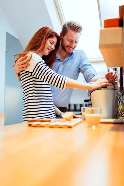 丈夫和妻子在厨房里做橙汁 — 图库照片