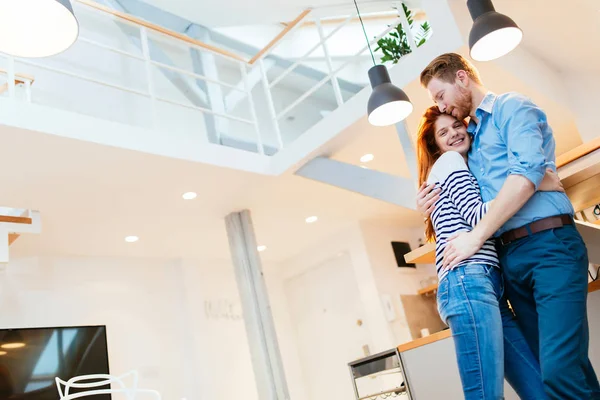 Pareja Disfrutando Nueva Casa Lujo Abrazándose Sala Estar — Foto de Stock