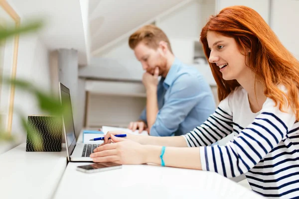 Colegas Que Trabajan Estudiando Oficina Moderna Blanca — Foto de Stock