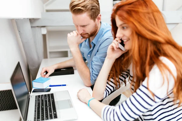 Colegas Que Trabajan Estudiando Oficina Moderna Blanca — Foto de Stock