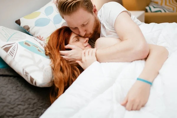 Casal Apaixonado Abraçando Outro Enquanto Deitado Cama — Fotografia de Stock