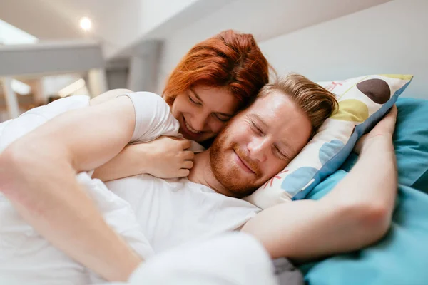 Casal Bonito Sendo Romântico Apaixonado Cama — Fotografia de Stock