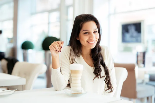 魅力的な女性の美しいカフェでコーヒーを飲む — ストック写真