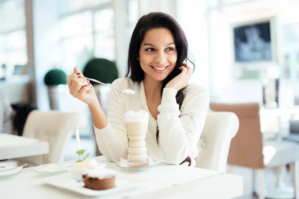 Hermosa Mujer Bebiendo Café Cafetería — Foto de Stock