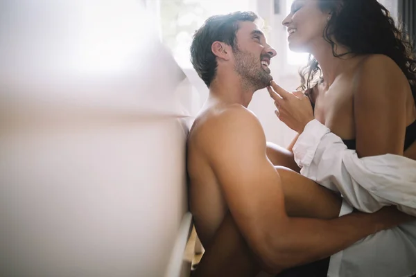 Joven Pareja Erótica Siendo Íntimo Dormitorio Amantes Sensuales Haciendo Amor — Foto de Stock