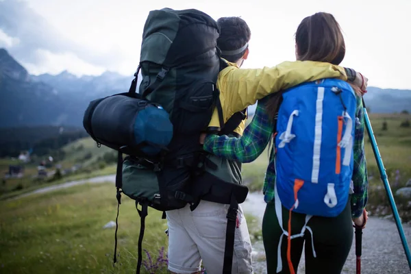 Paar Actieve Wandelaars Wandelen Genieten Van Bekijk Kijken Naar Berg — Stockfoto