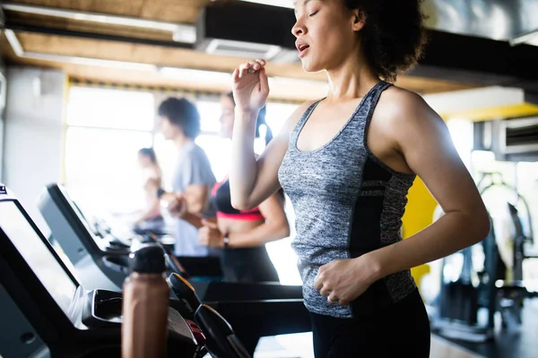 Young Fit Vrouw Draait Een Loopband Health Club — Stockfoto