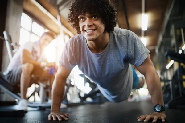 Jovem Homem Bonito Fazendo Exercícios Ginásio — Fotografia de Stock