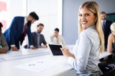 Modern ofiste toplantı sırasında konferans odasında birlikte tartışan iş adamları