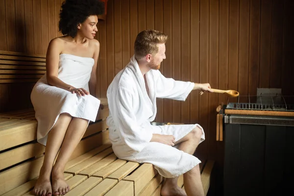 Attraktiver Mann Und Schöne Frau Entspannen Gemeinsam Der Sauna Hotel — Stockfoto
