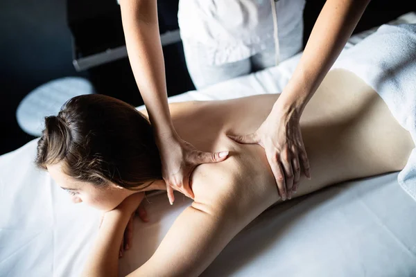 Masajista Haciendo Masaje Cuerpo Mujer Salón Spa Concepto Tratamiento Spa — Foto de Stock