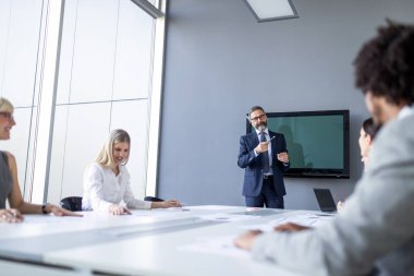 Sunum sırasında konferans salonunda iş arkadaşları