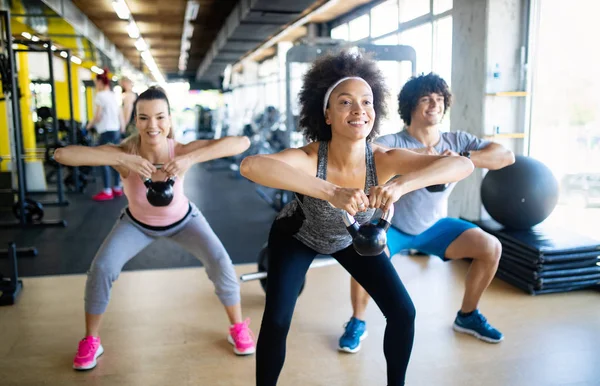 Gruppe Von Menschen Die Modernen Fitnessstudios Trainieren — Stockfoto